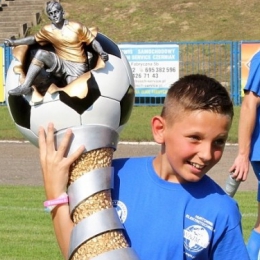 kapitan Wiktor Jóźwiak wznoszący Puchar za wygranie Hattrick Cup Opalenica 2014