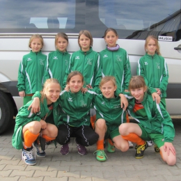 Reprezentacja dziewcząt przed wyjazdem na turniej do Toszka