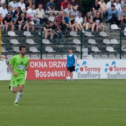 Orliki KS Gorc Ochotnica wyprowadzały na boisko piłkarzy pierwszoligowej drużyny.