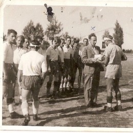 Przed meczem z Włochami w 1945 
roku. Mężczyzna w garniturze, który wręcza upominki to Kazimierz Czałbowski. 
Nadesłane przez Stanisława Czałbowskiego.