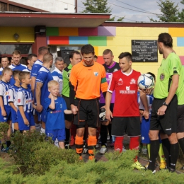 Zawodnicy z KS Piłkarz wyprowadzają piłkarzy z MKS Drwęca G-D na boisko
