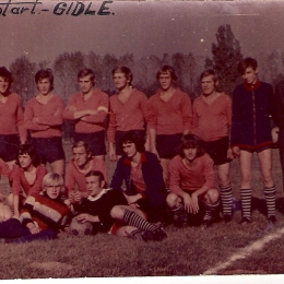 KS "Start" Gidle 1972

Unikalne zdjęcie drużyny z Gidel, które otrzymałem w dniu dzisiejszym (09.05.2013), dziękuje za pomoc osobom, którę dostarczyły mi to zdjęcie oraz podały nazwiska osób znajdujących się na fotografii:

rząd górny od lewej: Trener - R