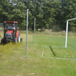 Montaż bramek na boisku (14/07/2018)