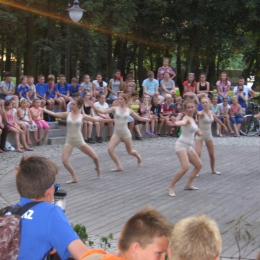 2015.08.04 Zdjęcia z term w Podębicach, pokazu tańca w parku i wieczornego treningu Młodzików