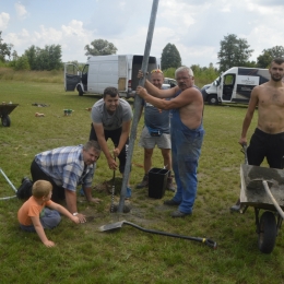 Montaż bramek na boisku (14/07/2018)