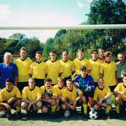 Drużyna Jordana Jordanów w sezonie 1997/1998.

Od lewej stoją: Sporschil Jacek (kibic), Kurdas Danuta (prezes), Pytliński Adam, Włodarczyk Paweł, Wójtowicz Daniel, Klimas Zbigniew, Sum Paweł, Kowalski Rafał, Sularz Artur, Rudolfi Grzegorz, Kurdas Krzyszto