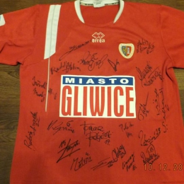 Koszulka PIAST GLIWICE (ekstraklasa) z autografami - cena wywoławcza 60 zł . Koszulkę przekazał Mariusz Zimoch