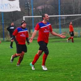 Kamil Bereźnicki po zdobyciu bramki w spotkaniu derbowym na Maćkówce.