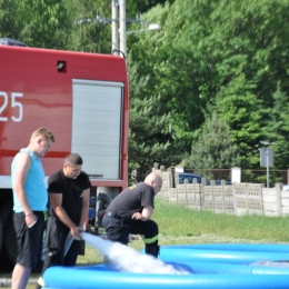 Straż Ognista napełnia wodą baseny