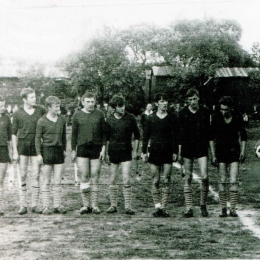 Derby Jordanowa. LZS "Beskid" 3 - 0 LZS "Lutnik". Od lewej Tomasz Białoński, Jan Bogdan, Adam Piszczek, Stanisław Guśpiel, Jan Płaszcz, Aleksander Ferek, Andrzej Łaczek, Adam Miśkiewicz, Włodzimierz Leśniakiewicz, Józef Tokarz, Marek Kukla