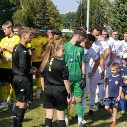 Dziecięca eskorta podczas meczu Gryf Kamień Pomorski - Jeziorak Szczecin