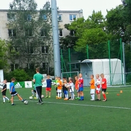 Trening młodych piłkarzy na boisku Legii Warszawa