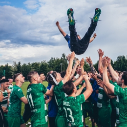 Świętowanie awansu do V ligi [fot. Bartek Ziółkowski]