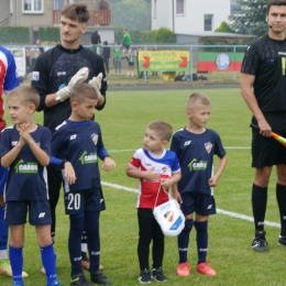 Dziecięca eskorta podczas meczu Gryf Kamień Pomorski - KP Chemik Police