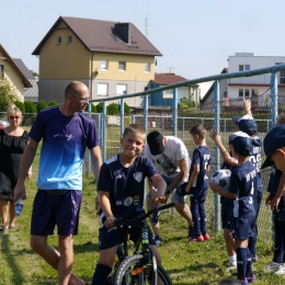 Dziecięca eskorta podczas meczu Gryf Kamień Pomorski - Jeziorak Szczecin