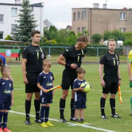 Dziecięca eskorta podczas meczu Gryf Kamień Pomorski - KP Chemik Police