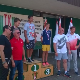 Polscy olimpijczycy wręczają medale trampkarzom GKS Dopiewo w Sierakowie