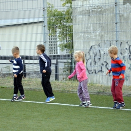 Przedszkolaki na boisku
