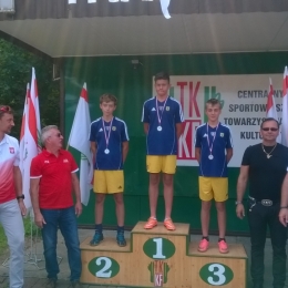 Polscy olimpijczycy wręczają medale trampkarzom GKS Dopiewo w Sierakowie