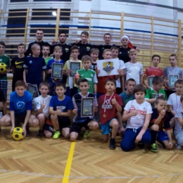Uczestnicy Turnieju wraz z trenerami SP FOOTBALL FACTORY Trześń