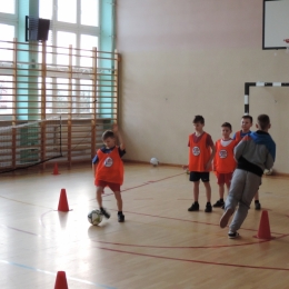 Trening orlików na sali gimnastycznej w Kuźnicy.