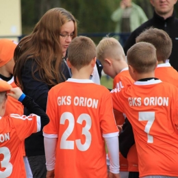 Anna Żaczkiewicz Vice Prezes Zarządu GKS Orion Cegłów rozdaje nowe koszulki i czapki z dofinansowania z Programu "Działaj Lokalnie"