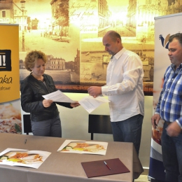 Podpisanie umowy między Unią Solec Kujawski a firmą Drobex