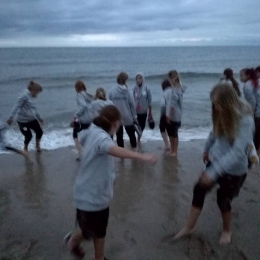 Młodziczki trenują nad morzem