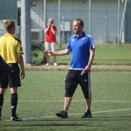 Trener zdaje się mówić: "Panie sędzio proszę tylko uważać na kibiców Znicza, bo pod szatnią robi się nie wesoło..."