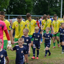 Dziecięca eskorta podczas meczu Gryf Kamień Pomorski - KP Chemik Police