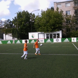 Michał i Oskar z GKS Orion Cegłów trenują na boisku Legii