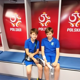 Igor i Michał siedzą w szatni na miejscu kapitana reprezentacji Polski, Roberta Lewandowskiego