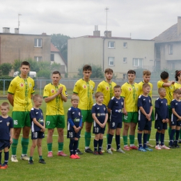 Dziecięca eskorta podczas meczu Gryf Kamień Pomorski - KP Chemik Police