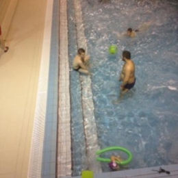 Młodzicy Zrywu na basenie w Mikołaja