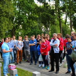 Kilka godzin wcześniej z inicjatywy działaczy trenerów oraz działaczy klubu doszło do patriotycznej lekcji historii z udziałem piłkarzy. W 70. rocznicę ekshumacji ciał ofiar zbrodni hitlerowskiej z Woli Łąckiej z 1939 roku i pogrzebów na Cmentarzu Parafia