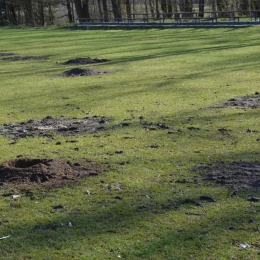 Wiosenne porządki i drenaż boiska