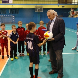 Foto Piątek Paweł
Najlepszy zawodnik;- Tomasz Domagała, PKS Jadwiga Kraków, wręcza trener Marian Cygan.