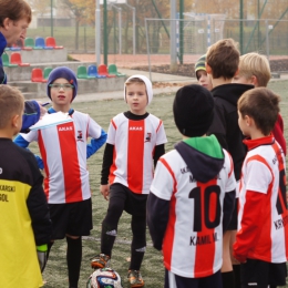 Trener Marko udziela zawodnikom U10 wskazówek przedmeczowych