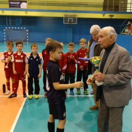 Foto Piątek Paweł
Wręczenie Pucharu; kapitan Tomasz Domagała - PKS Jadwiga Kraków - wręcza Przewodniczący Komisji Młodzieżowej, trener Aleksander Hradecki /87 lat/
 