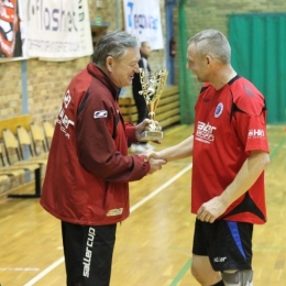 Radosław Wroński (jako trener) odbierający trofeum za zwycięstwo w 2 lidze Legnickiej Ligi Halowej