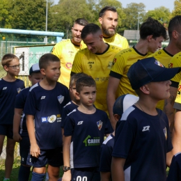 Dziecięca eskorta podczas meczu Gryf Kamień Pomorski - Jeziorak Szczecin