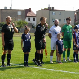 Dziecięca eskorta podczas meczu Gryf Kamień Pomorski - Jeziorak Szczecin