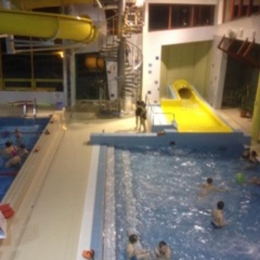 Młodzicy Zrywu na basenie w Mikołaja