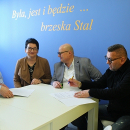 Podpisanie umowy z przedstawicielami Urzędu Marszałkowskiego