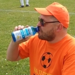 Trener kibicuje w czapeczce i koszulce pomarańczowej :)