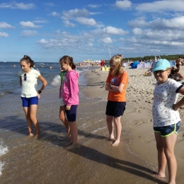 Młodziczki trenują nad morzem