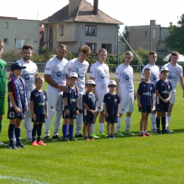 Dziecięca eskorta podczas meczu Gryf Kamień Pomorski - Jeziorak Szczecin