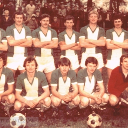 Rok 1982, Klasa "A". Od lewej: Front, M. Wilk, J. Wilk, Czekaj, Matemisz, Gruszecki, Ciemniewski. Dolny rząd: Semenowicz, Matemisz, Budny, Bugryn, Krupka.