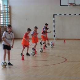 Trening orlików na sali gimnastycznej w Kuźnicy.