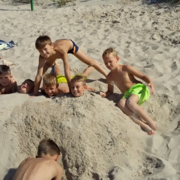 Oraz zakopywanie 10 letnich chłopców w piasku.
